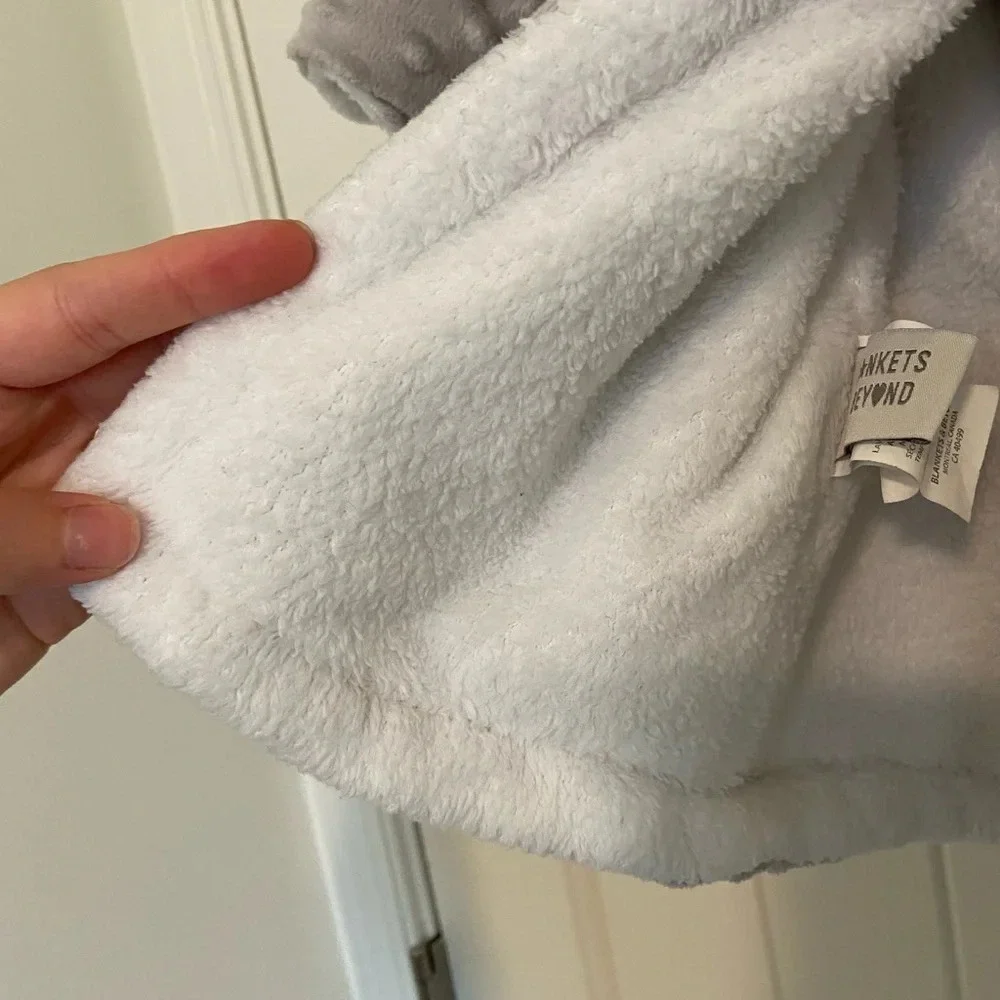 EUC | Blankets & Beyond baby fuzzy robe — 12 months+‎